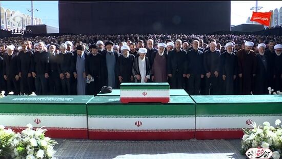 ببینید | اقامه نماز بر پیکر مطهر شهدای انقلاب در مصلی بزرگ تهران