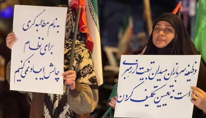 بر پلاکاردهای تجمعات خیابانی، خبرهای دروغ و جعلی و تحلیل‌های دشمن دیده می‌شود