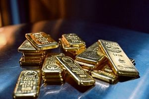 طلای جهانی ترمز کرد