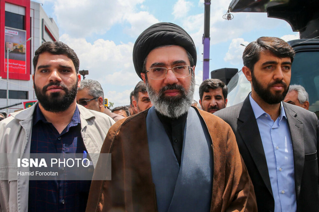 در جلسه انتخاب رهبر انقلاب چه گذشت؟ / عضو خبرگان: زیربمباران جای بحث و بررسی نبود