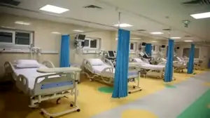 معاون وزیر بهداشت: با وجود اصابت ۱۰۰ موشک به خارگ، خدمات‌ درمانی ادامه دارد