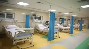 معاون وزیر بهداشت: با وجود اصابت ۱۰۰ موشک به خارگ، خدمات‌ درمانی ادامه دارد