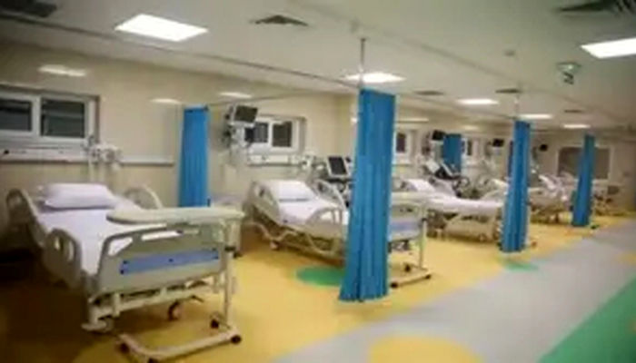 معاون وزیر بهداشت: با وجود اصابت ۱۰۰ موشک به خارگ، خدمات‌ درمانی ادامه دارد