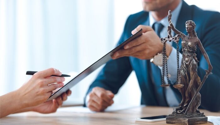 استفاده شرکت‌های خصوصی در پرونده‌های کیفری از نماینده حقوقی
