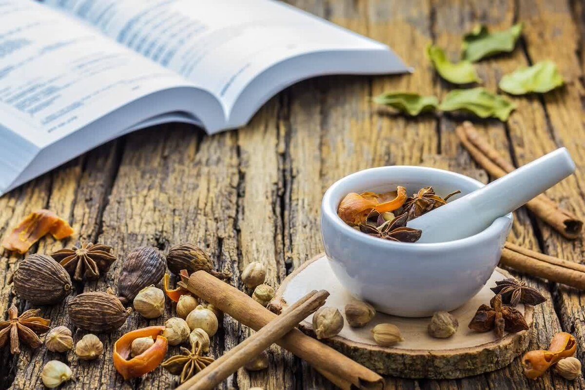 بررسی ضوابط حقوقی تجاری‌سازی داروهای طب ایرانی و گیاهی  