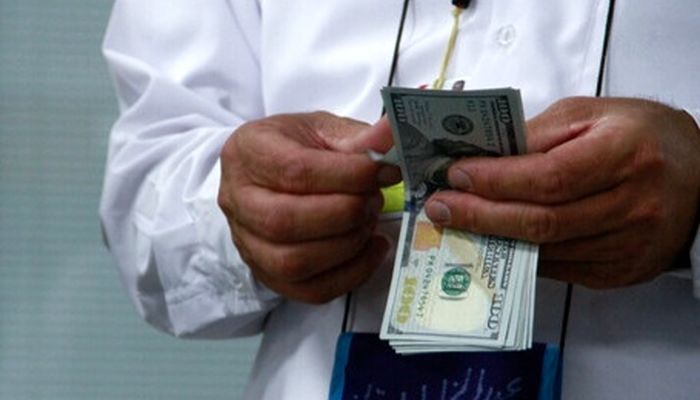 ریخت و پاش ارز برای حجاج: نفری ۵۰۰ دلار با نرخ مبادله‌ای!