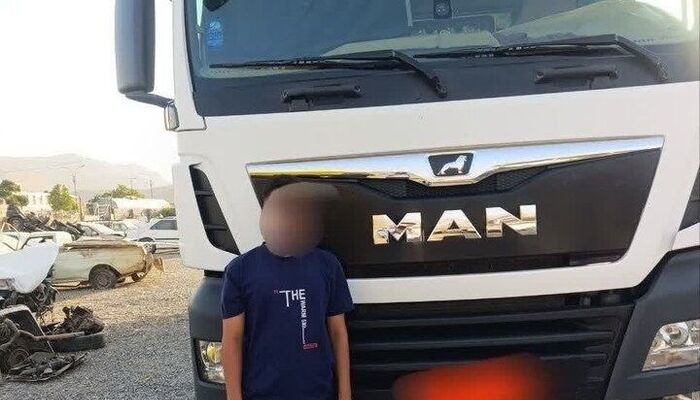 کودک 8 ساله پشت فرمان کامیون در بزرگراه متوقف شد