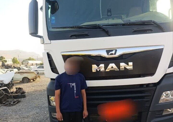 کودک 8 ساله پشت فرمان کامیون در بزرگراه متوقف شد
