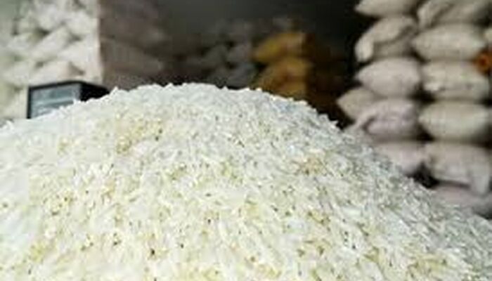 برنج به اندازه کافی در فروشگاه‌ها و بازار موجود است