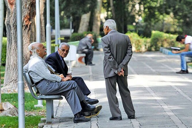 بازنشسته‌ای که دست از سر بانک ملت برنمی‌دارد