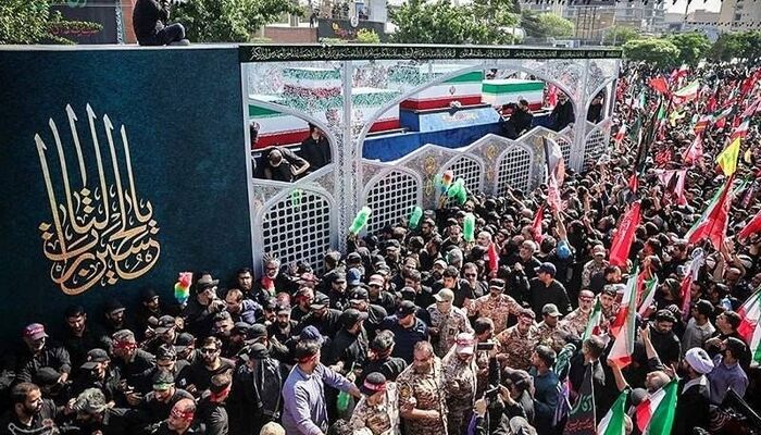 ببینید | تراکم جمعیت تشییع کننده در مسیر کاروان حامل شهدای انقلاب