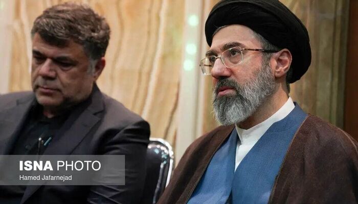 گفتگو درباره سجایای آیت‌الله سیدمجتبی خامنه‌ای روی آنتن زنده تلویزیون