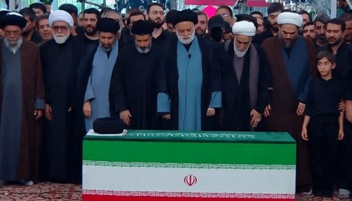 واپسین نماز بر پیکر مطهر رهبر شهید انقلاب؛ تا لحظاتی دیگر تدفین شهید در رواق رضوی