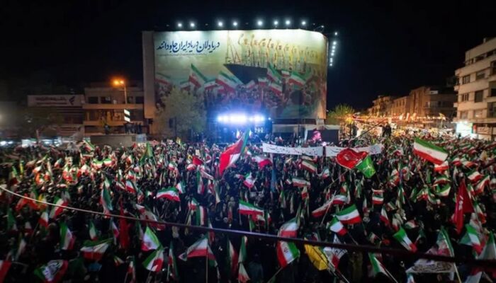  هشدار روزنامه جمهوری اسلامی در مورد منحرف کردن تجمعات شبانه: نغمه های شوم تفرقه سرمی‌دهند
