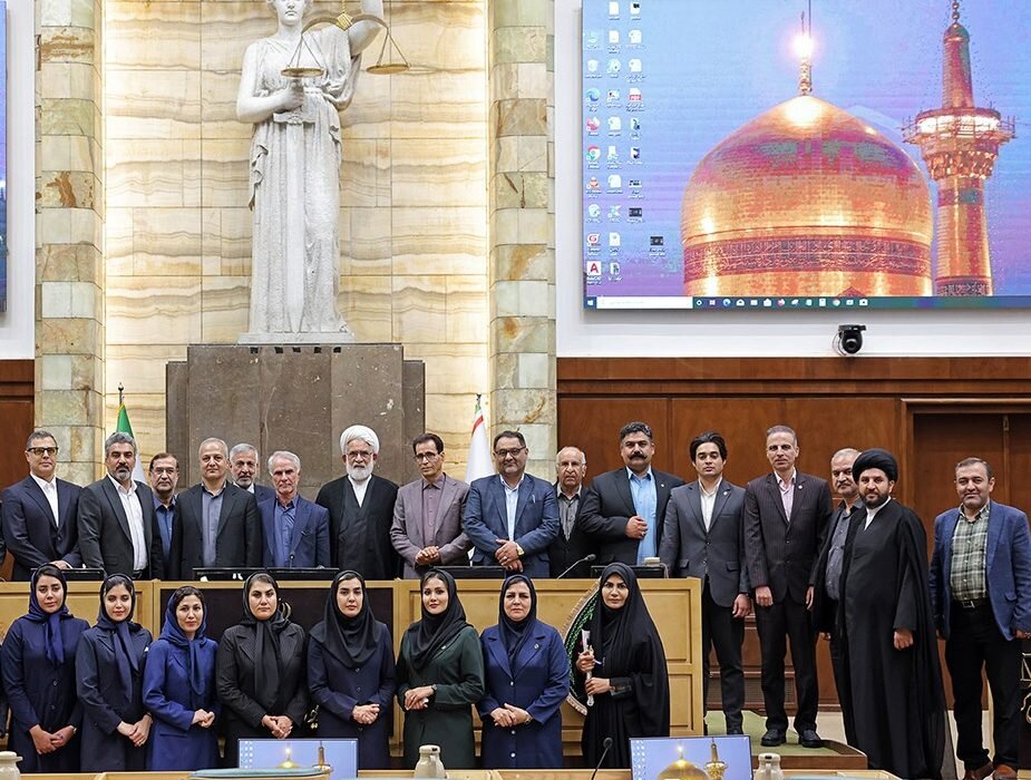 وکلا و کارآموزان کانون وکلای استان مرکزی در جلسه هیات عمومی دیوان عالی کشور