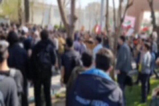 اخراج ۲ دانشجو به خاطر آتش زدن پرچم جمهوری اسلامی از دانشگاه